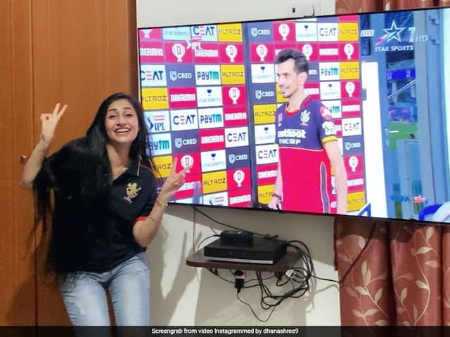 IPL 2020, SRH vs RCB: Yuzvendra Chahal dances to fiance Dhanashree Verma as he receives the Man of the Match award. The clock IPL 2020, SRH vs RCB: Yuzvendra Chahal dances to fiance Dhanashree Verma as he receives the Man of the Match award. The clock